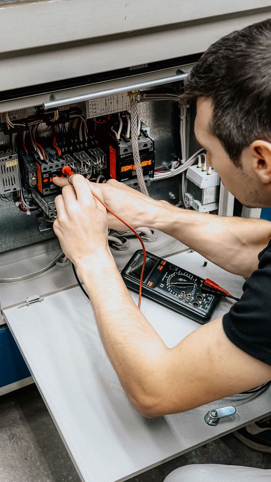Électricien testant un tableau électrique