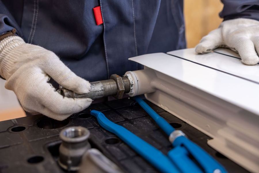 Plombier en intervention sur une canalisation